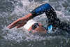 309007_ Triathlon Freistil-Schwimmer in Wasser Hand Arm hoch ber Kopf kraulen seitlich atmen in Spritzwasser outdoor Ironman professional Image