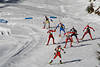 816178_ Biathleten-Gruppe Skilauf auf Schneeloipe mit Gewehr auf Rcken