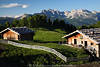 Bauernhütten Romantik SeiserAlm grüne Bergidylle Naturbilder Dolomiten Berglandschaft in Abendlicht