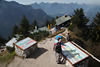Tegelberg Gipfelhütten Wanderer Bild in Alpenpanorama Allgäu Gebirgslandschaft