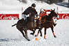 Pferde Reiter Polospiel-Duell um Ball auf Schnee dynamisches Winterpolo Sankt Moritz