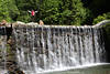 1202092_Wasserfall Kaskade Bild mit Frau ber Fluss Steilstufe Naturfoto Bergbach senkrechte Wasserwand
