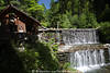 1202094_Gnopnitz-Wasserfall Foto Bachkaskaden Bild bei Holzhtte senkrechte Steilstufen im Grnwald