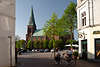 Meldorf Dom am Markt Kirche Bild von Sderstrasse, Radfahrer Paar im Dithmarschen Urlaub Gasse