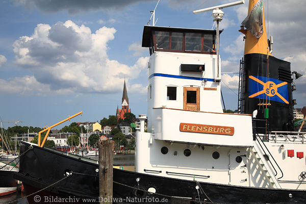 MS FLENSBURG Schlepper Schiffbild 1407524 in Heimathafen Flensborg vor Kirche St.Jrgen