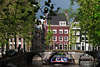 Amsterdam Leidsegracht Bogenbrcke mit Menschen Boot FrhlingsSonne Foto vor Altstadthuser