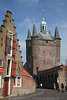 Zierikzee Nordhafenturm Foto Gasse Radfahrer historische Backsteinhuser in Zeeland Stadt