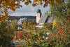 Schluchsee Kirche Huser durch Herbstbltter Landschaft Schwarzwald Ferienort