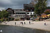 Titisee Strand-Hotel Caf am Wasser Ufer Panorama Besucher Seeblick Bild