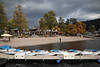 Titisee-Strand Wasserufer Bume Herbstfarbe Boote Landschaft Bild