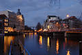 Amsterdam Nacht Wasserlandschaft Bild Brcken Laternenlicht Spiegelung in Amstel-Gracht
