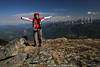1201998_Gipfelfreude Foto Wander-Mdchen ausgebreitete Hnde ber Drautal Bergpanorama Ausblick