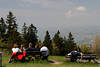 Wanderer Touristen Bnke am Pfnder Bergwiese Foto mit Panoramablick ber Bodensee