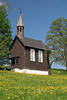 Almkapelle Amenegg Blumenwiese Gelbeblten romantischer Frhling mit Wanderin Gstebank
