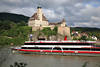 Donauschiff Wachau romantische Flusskreuzfahrt am Schloss Schnbhel auf Uferfelsen