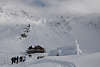 Bd1080_ Menschen auf Schneeweg Winterbild am Blea See, Eiskirche vor Berghtte Foto am Fogarascher Bergsee