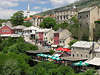 Bd0087_Mostar historische Altstadt Foto steinerne Huser am Berghang grnes Landschaftsbild