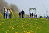 50471_Spaziergang auf Elbdeich Bltenmeer in Frhlingsbild: Senioren Paare vor Estebrcke & Werft-Krnen