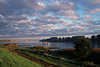 2770_ Elbe Fhre Hoopte Morgendmmerung Schifffahrt Flusslandschaft Foto Wolkenstimmung