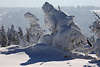 101870_Schneekrieger skurrile Gestalt mit Schwert im Rcken windgeformte Natur Winterfoto