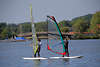 803024_ Windsurfer Surfschüler Foto aus Eutin, Großer Eutiner See Jugendsport Paar mit Segel in Wind surfen