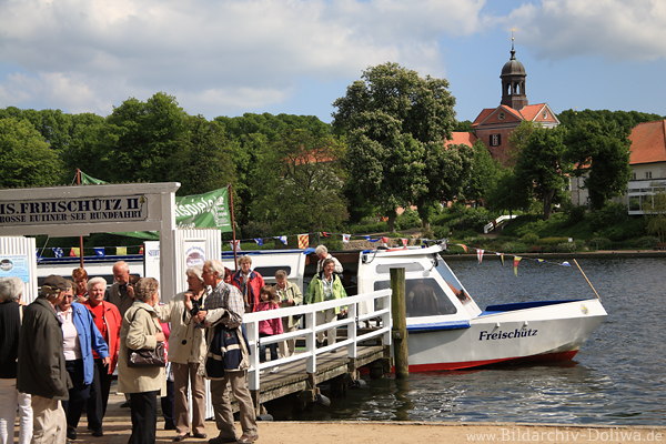 Freischtz Schiff Eutiner See Flotte Ausflugsboot Wasserbrcke Touristen vor Schlossblick