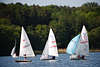 803037_ Eutiner Segelschule Bild: junge Segler mit Segelsportbooten in Wind, Segelsportschüler in Fotografie