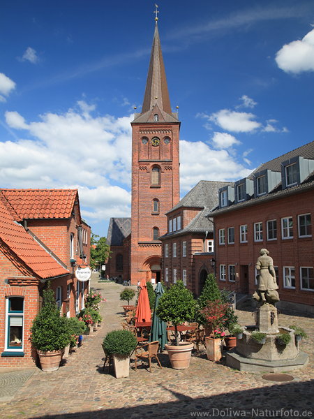 Marktkirche Pln Altstadt Backsteinbau Idylle unter Schlossberg