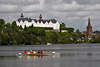 Freizeitsport auf Groer Plner See Foto: Jugendliche in Ruderboot rudern vor Schloss, Marktkirche Blick