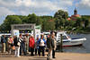 Schiffsanleger Eutiner See Wasser-Rundfahrt MS.Freischtz Touristen vor Schlossblick