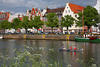 Lbeck Holstenhafen Kajaker in Wasser Untertrave Uferpflanzen Architektur-Bild