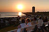 701195_ Bsum Senioren an Bank im Urlaub am Nordsee, Meer & Promenade beim Sonnenuntergang Bild