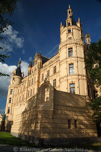 Schloss Schwerin hohe Gemuer Gelbfarben am blauen Himmel
