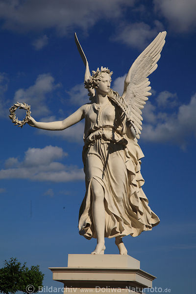 Viktoria Statue am Himmel Schwerin Schloss Denkmal Skulptur