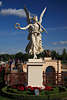 911491_ Schne Viktoria am Himmel Schloss Schwerin Denkmal Statue