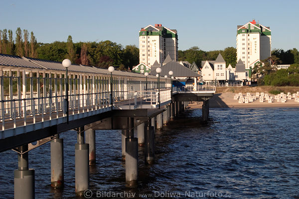 Ostsee Kurhotel Reha-Klinik Heringsdorf mit Seebrcke auf Pfhlen in Meerwasser