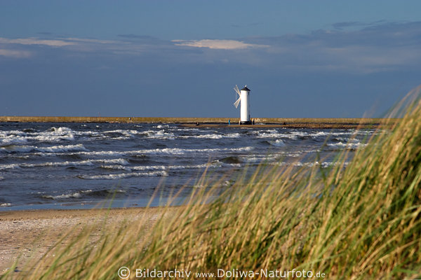 Ostsee Kste Leuchtturm Weie Leuchtbake Dnnengras in Wind bei Swinemnde