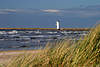 42008_ Ostsee Küste Leuchtturm Weiße Leuchtbake Dünnengras in Wind bei Swinemünde
