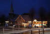 Bergedorfer St. Petri und Pauli Kirche Foto in Straenlichter Winterkleid am Weihnachtsmarkt
