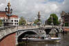 Blauwbrug Brcke Bild ber Amstel in Amsterdam, Schiff auf Grachtentour