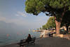 Castelletto Uferpromenade Foto Gardasee Park Bnke Urlauber Bergblick ber Wasser
