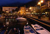 Malcesine Hafen Nachtromantik Foto Boote im Wasserbecken City-Landschaft Kneipen Bild