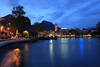 Riva del Garda Nachtpanorama Foto am Blauwasser Gardasee Berge Hafen City Nachtlichter Bild