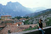 Torbole Stadtdcher Touristin Urlaubsbild Gardasee Bergblick von Mauer Kirchenterrasse