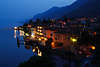 906486_ Cannero Riviera Rotlichter an Lago Maggiore Seepromenade Fotografie an blauen Kste bei Nacht