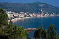 Laigueglia Stadtbild in Bucht an Ligurienkste im Sonnenschein zwischen Bergen & Meer