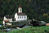 0779_Katharinaberg Dorfkirche hinter Schnalstaler Kuh auf Bergwiesehügel in Südtirol Berglandschaft Foto