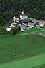 0829_Katharinaberg Kirche Dorfhäuser über Viehweiden im grünen Schnalstal Wanderausflug in Südtirol