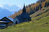 0735_Südtirol Berge Kapelle Rojen Hangwiese in 2000m Höhe Schnee-Gipfelblic