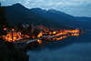 Cannobio Nachtfoto Lago Maggiore Ferienort Kste & Berge rot-blaue Panorama Reisefotografie